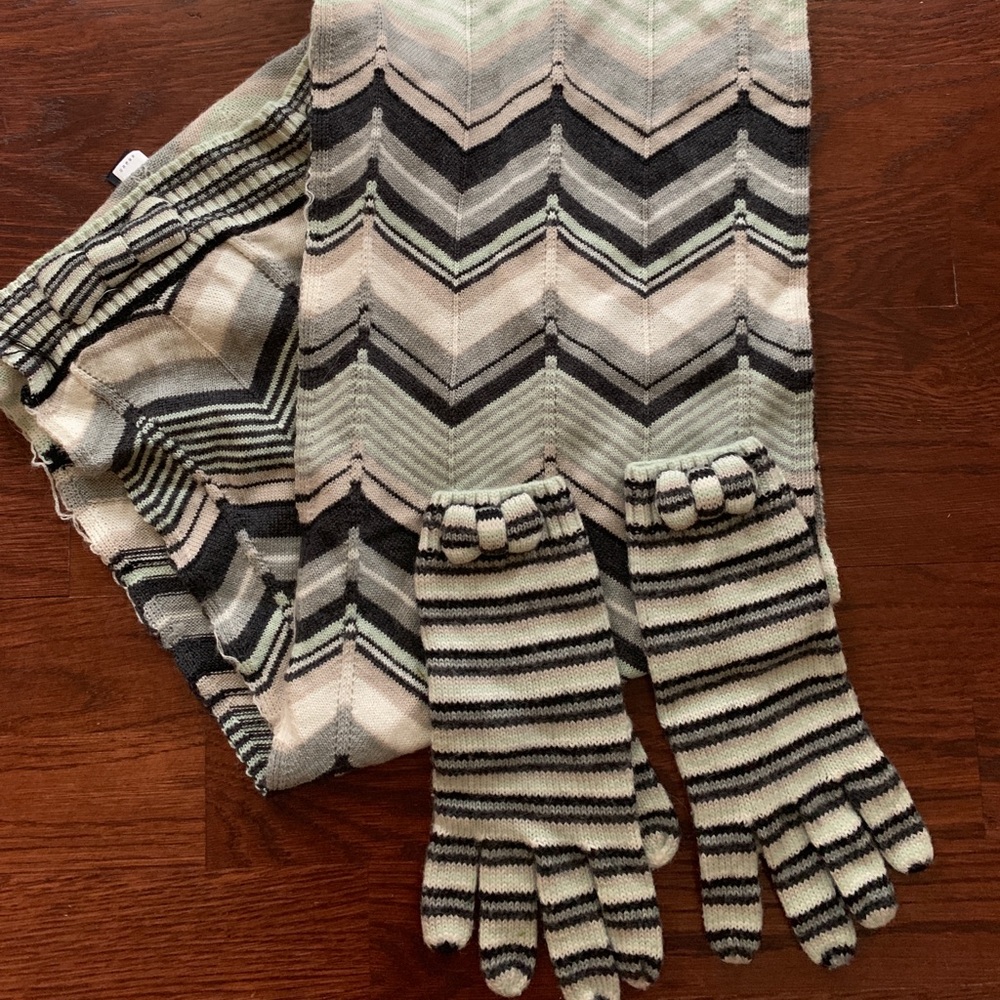 Gap chevron scarf and glove set. OS
